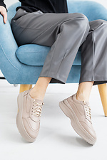 Кожаные женские кроссовки бежевого цвета на плоской подошве 8018470 фото №4