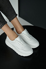 Жіночі шкіряні кросівки білого кольору на платформі  8019473 фото №1