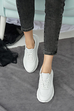 Женские кожаные кроссовки белого цвета на платформе  8019473 фото №2