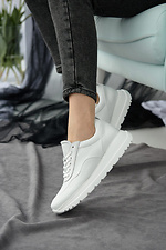 Жіночі шкіряні кросівки білого кольору на платформі  8019473 фото №4
