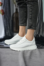 Женские кожаные кроссовки белого цвета на платформе  8019473 фото №6