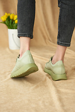 Жіночі шкіряні кросівки зеленого кольору  8019474 фото №5