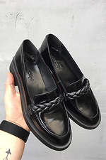 Черные лаковые туфли лоферы с кожаной косичкой  8019476 фото №5