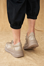 Женские кожаные кроссовки бежевого цвета на платформе  8019477 фото №4