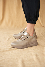 Женские кожаные кроссовки бежевого цвета на платформе  8019477 фото №5