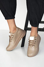 Жіночі шкіряні кросівки бежевого кольору на платформі  8019477 фото №6