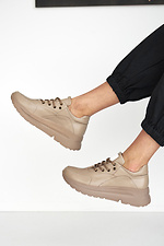 Жіночі шкіряні кросівки бежевого кольору на платформі  8019477 фото №7