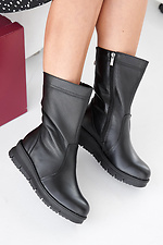 Schwarze Winterstiefel für Damen aus Leder 2505486 Foto №1