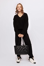 Der Pullover ist schwarz Sewel 4038488 Foto №2