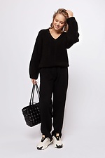 Der Pullover ist schwarz Sewel 4038488 Foto №5
