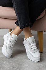 Белые кожаные кроссовки бежевого цвета со вставками из замши  8019488 фото №2