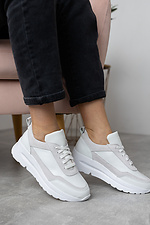 Білі шкіряні кросівки бежевого кольору зі вставками із замші  8019488 фото №3