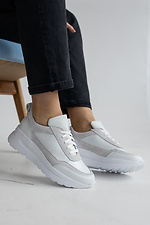 Білі шкіряні кросівки бежевого кольору зі вставками із замші  8019488 фото №5