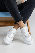 Белые кожаные кроссовки бежевого цвета со вставками из замши  8019488 фото №6