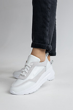 Белые кожаные кроссовки бежевого цвета со вставками из замши  8019488 фото №7