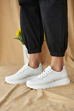 Перфорированные кожаные кроссовки на лето в белом цвете 8019494 фото №5