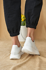 Перфорированные кожаные кроссовки на лето в белом цвете 8019494 фото №6
