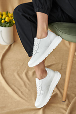 Перфорированные кожаные кроссовки на лето в белом цвете 8019494 фото №7