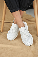 Перфорированные кожаные кроссовки на лето в белом цвете 8019494 фото №8