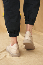 Кожаные летние кроссовки бежевого цвета с перфорацией 8019500 фото №9