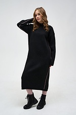 Schwarzes Captur-Kleid mit dekorativem Marsala-Streifen  4038503 Foto №1