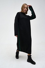 Czarna sukienka z kapturem i zielonym ozdobnym paskiem  4038505 zdjęcie №1