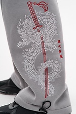 Jogginghose mit weitem Bein und „Ryuu“-Stickerei, grau TUR WEAR 8037507 Foto №17