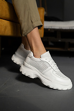 Белые женские кроссовки из перфорированной кожи  8018511 фото №1