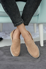 Замшевые туфли лоферы бежевого цвета 8019522 фото №5