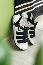 Masywne czarne skórzane sandały z białymi podeszwami i sprzączkami  4205527 zdjęcie №1
