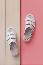 Białe skórzane sandały z odkrytymi palcami na rzepy  4205529 zdjęcie №2
