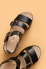 Czarne skórzane sandały z paskami i sprzączkami  4205531 zdjęcie №1