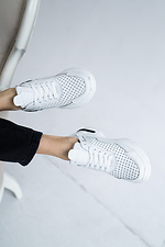 Кожаные женские кроссовки белые в перфорацию 8018531 фото №6