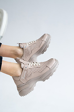 Жіночі шкіряні кросівки бежевого кольору на платформі  8018532 фото №4