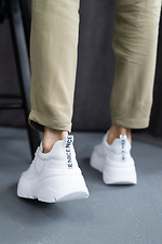 Кожаные женские кроссовки белые на массивной платформе 8018534 фото №7
