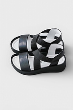 Czarne skórzane sandały na koturnie  4205537 zdjęcie №1