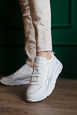 Женские кожаные кроссовки белого цвета на платформе 8018537 фото №1
