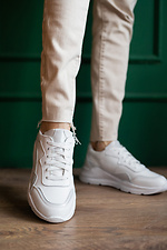 Женские кожаные кроссовки белого цвета на платформе 8018537 фото №2