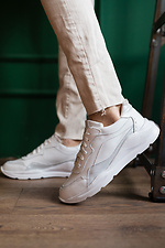 Женские кожаные кроссовки белого цвета на платформе 8018537 фото №3