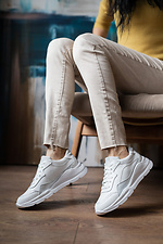 Женские кожаные кроссовки белого цвета на платформе 8018537 фото №4