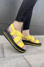 Gelbe sportliche Sandalen mit schwarzem Plateau  4205539 Foto №1