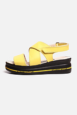 Gelbe sportliche Sandalen mit schwarzem Plateau  4205539 Foto №2