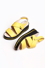 Gelbe sportliche Sandalen mit schwarzem Plateau  4205539 Foto №5