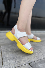 Białe skórzane sandały z żółtą platformą  4205544 zdjęcie №1