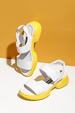 Białe skórzane sandały z żółtą platformą  4205544 zdjęcie №2