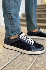 Blaue Lederturnschuhe mit weißen Sohlen und Schnürsenkeln  4205546 Foto №1