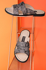Graue Lederpantoffeln mit Marmordruck  4205548 Foto №4