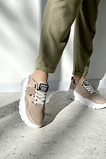 Кожаные женские кроссовки бежевого цвета на белой платформе 8018548 фото №2