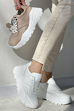 Кожаные женские кроссовки бежевого цвета на белой платформе 8018548 фото №7