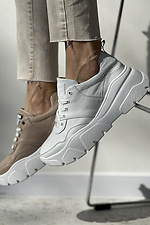 Кожаные женские кроссовки бежевого цвета на белой платформе 8018548 фото №9